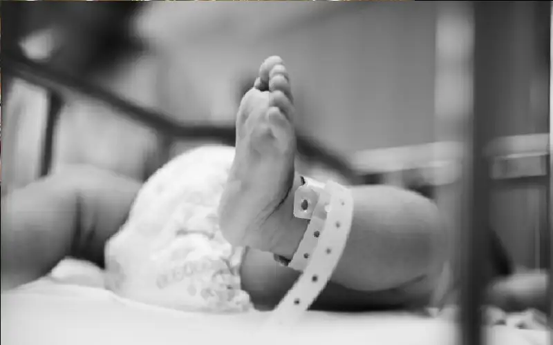 بعد دقائق من ولادته.. شابة ترمي