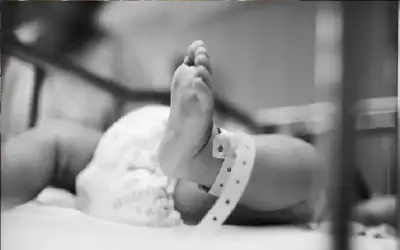 بعد دقائق من ولادته.. شابة ترمي