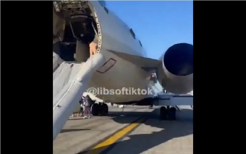 ركاب طائرة أمريكية يفرون من دخان