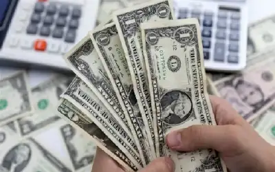 الدولار يصعد مع تجدد المخاوف بشأن