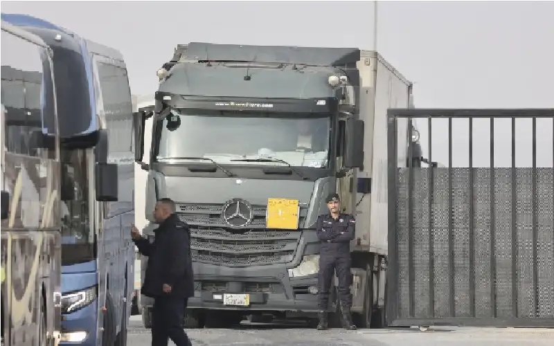 الحكومة تعفي الشاحنات السورية من الرسوم