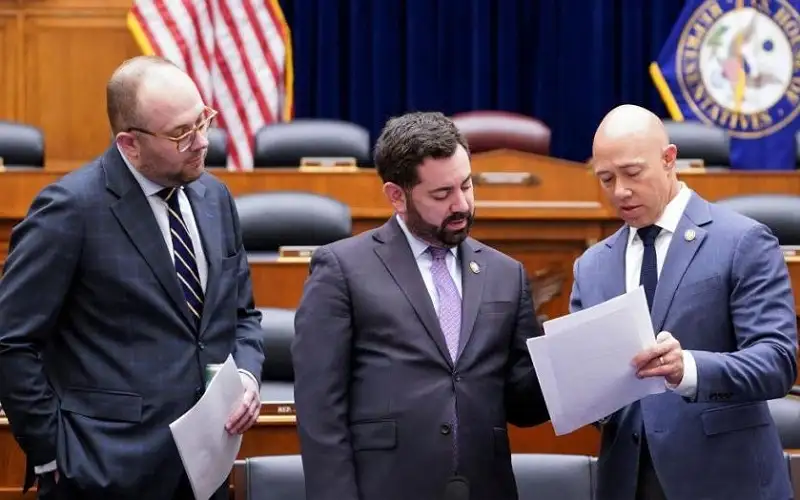 سيناتور أمريكي يلزم الموظفين تغيير اسم