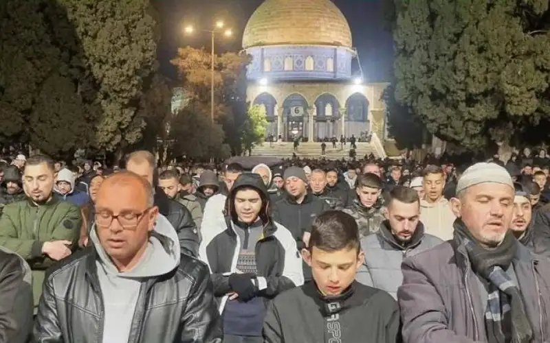 70 ألفا يؤدون صلاتي العشاء والتراويح