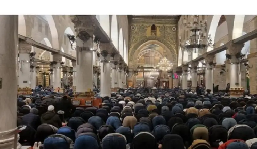 70 ألفا يؤدون صلاتي العشاء والتراويح
