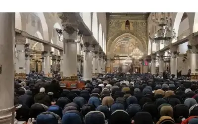 70 ألفا يؤدون صلاتي العشاء والتراويح