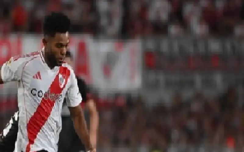 إستوديانتس يفوز على ريفر بليت بثنائية