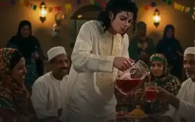 مايكل جاكسون يسكب الكركديه .. وسبايدر
