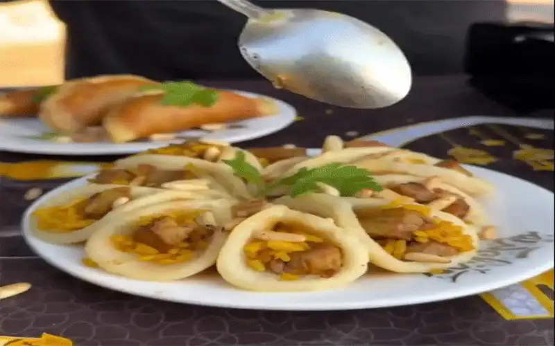 قطايف محشوة أرز ولحم الضأن وجميد