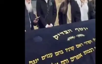 برفقة أسيرة إسرائيلية سابقة.. عشرات المستوطنين