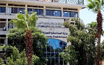 “الصناعة”: يحظر نشر أي إعلان يضلل