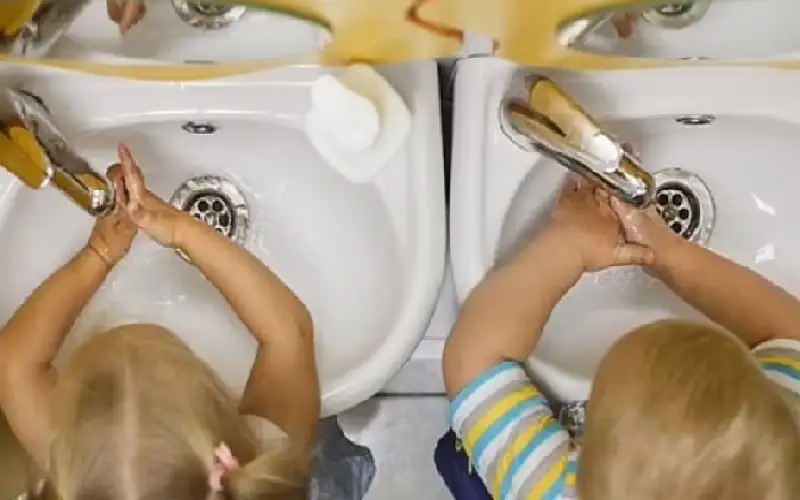 مدير مدرسة يحظر المرايا في الحمام..