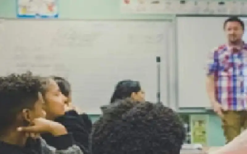 أمية تقاضي مدرستها.. تخرجت بمرتبة الشرف