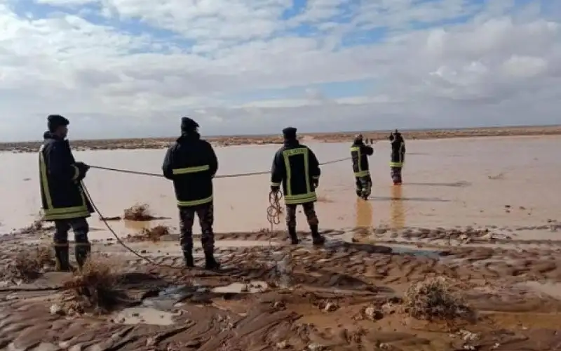 إنقاذ شخصين حاصرتهما السيول في الرويشد