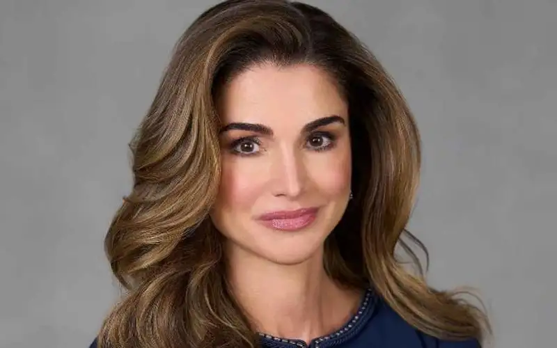 الملكة رانيا تجري اتصالا مع والدة