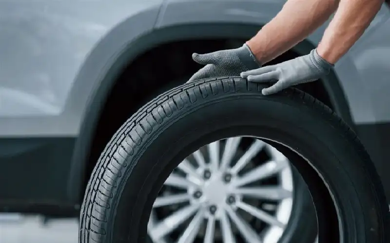 شاهد.. انفجار إطار سيارة يقتل عاملا