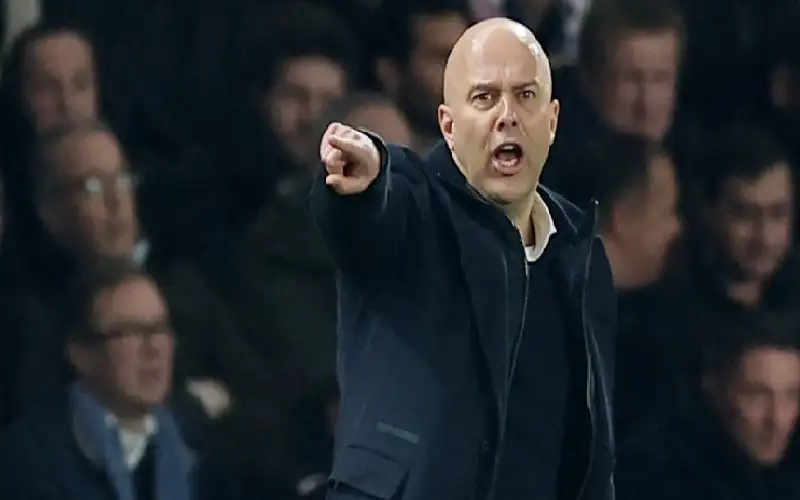 اعترف بأفضلية سان جيرمان.. سلوت يعتمد