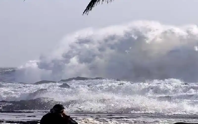 الإعصار ألفريد يتوقف قبالة شرق أستراليا