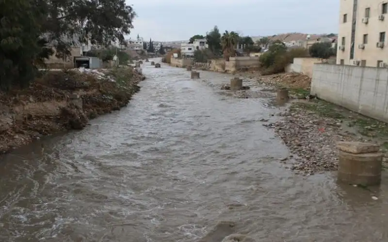 إخلاء مركبات جرفتها السيول في الرويشد