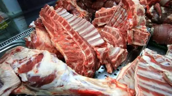 ضبط وإتلاف كمية من الأغذية غير