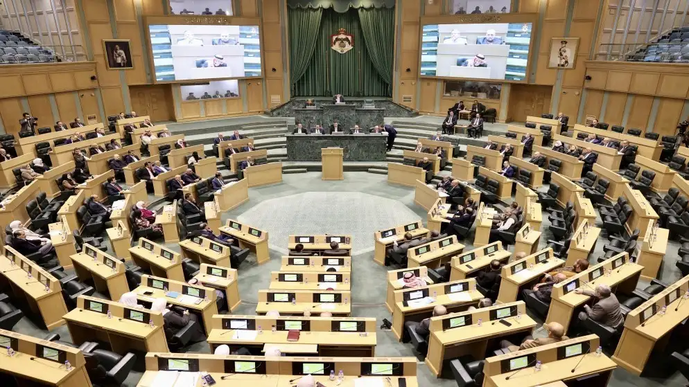 العمل النيابية تطالب بإعادة التصويت على