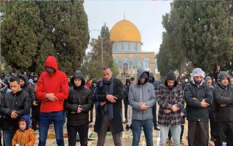 آلاف المواطنين يتوافدون لصلاة الجمعة بالأقصى