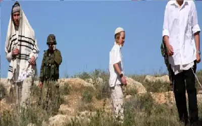 مستوطنون يرفعون أعلام الاحتلال قرب خيام