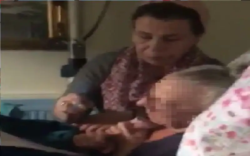 امرأة تجبر والدتها المحتضرة على توقيع