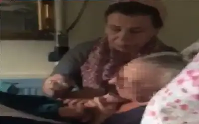 امرأة تجبر والدتها المحتضرة على توقيع