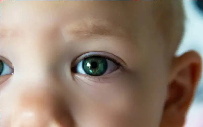 زوج يطلق زوجته لان عين ابنتهما