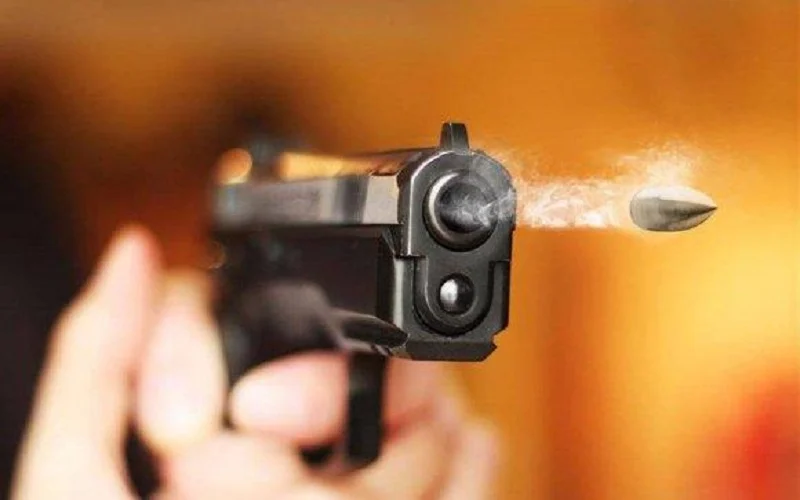 إصابة 12 شخصا على الأقل بإطلاق