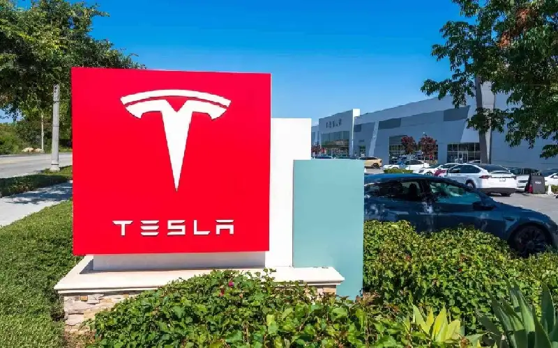 رواتبها تزيد على 170 ألف دولار