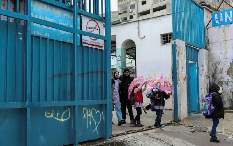 هآرتس: القانون ضد الأونروا هو جزء