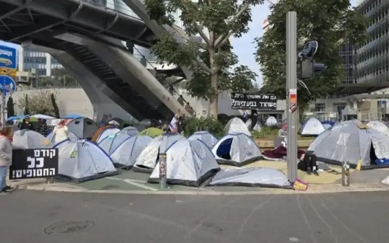 عائلات أسرى الاحتلال تواصل المبيت أمام