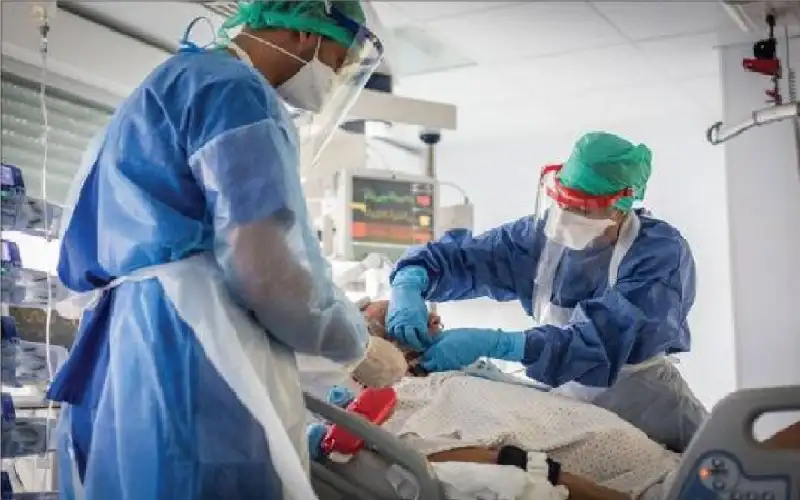 تقنية جراحية تمكن مرضى كوفيد الطويل