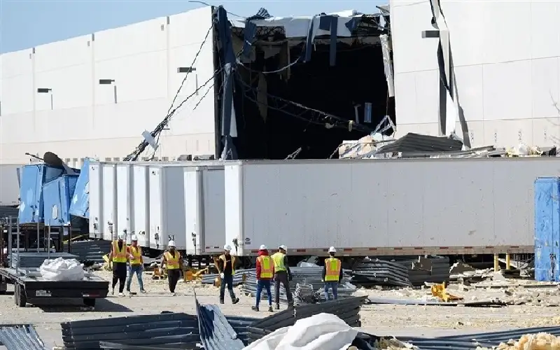 تحطم طائرة صغيرة بموقف سيارات في