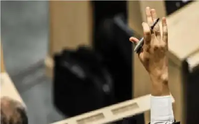 النواب يتراجع عن السماح بانهاء عقود
