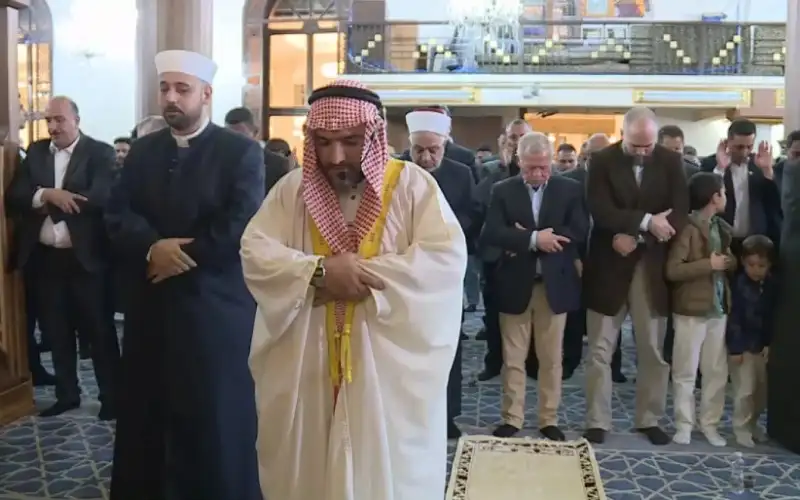 الملك يؤدي صلاة المغرب في المسجد