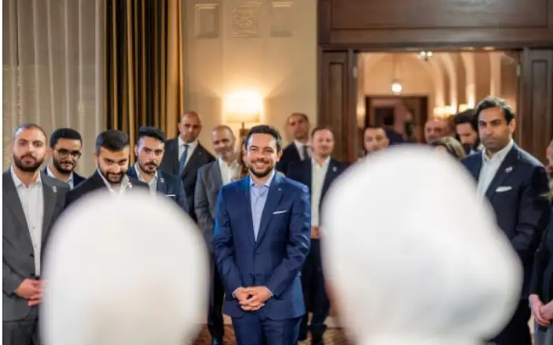 ولي العهد يقيم مأدبة إفطار لمجموعة