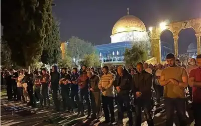 60 ألفا يؤدون صلاتي العشاء والتراويح
