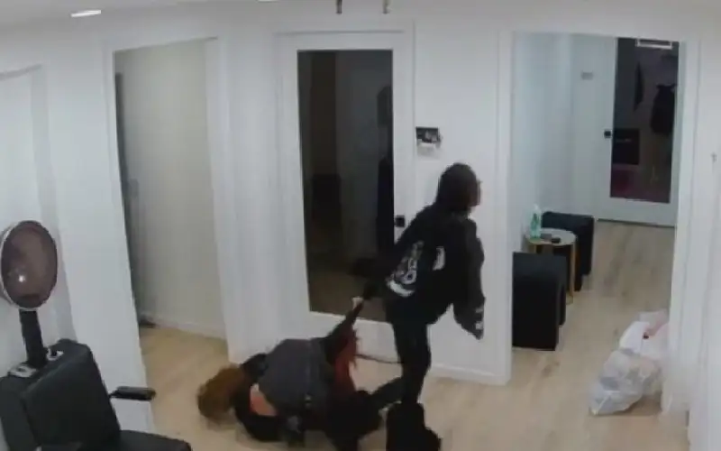 مصففة تسحل مراهقة من طاء رأسها