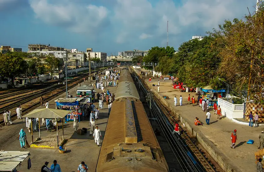 مسلحون يحتجزون 450 رهينة من ركاب