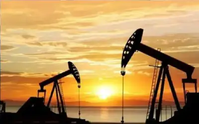 الدولار الضعيف يرفع النفط.. والترقب يكبح