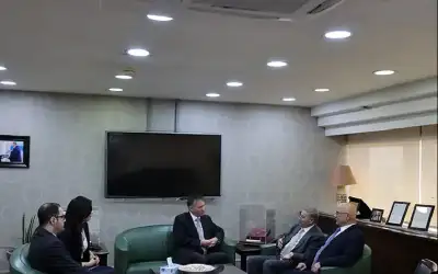 السفير البريطاني في عمان يزور مقر