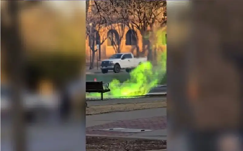 باللون الأخضر.. بالوعة تنفجر في جامعة