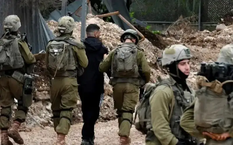 ضابط إسرائيلي يقر باستخدام الفلسطينيين دروعا