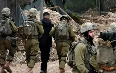 ضابط إسرائيلي يقر باستخدام الفلسطينيين دروعا