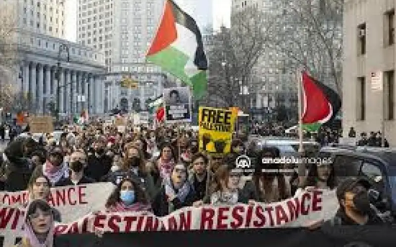 عشرات المتظاهرين يقتحمون برج ترمب في