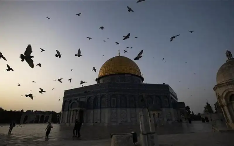 100 ألف مصل يؤدون العشاء والتراويح