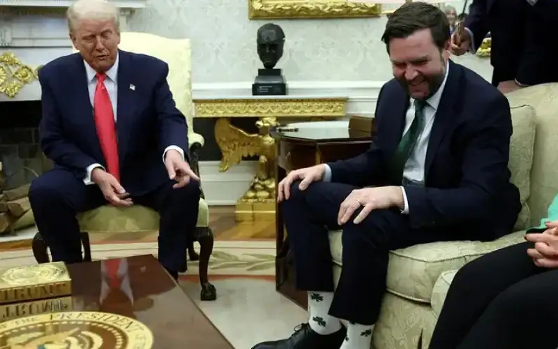 جوارب فانس تشغل ترامب في اجتماع