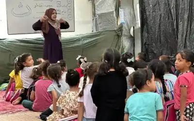 من دون زي مدرسي ولا كتب